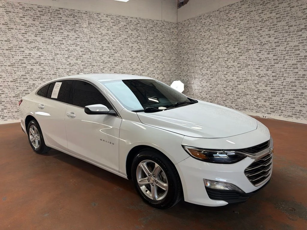 Used 2024 Summit White Chevrolet LT image 1
