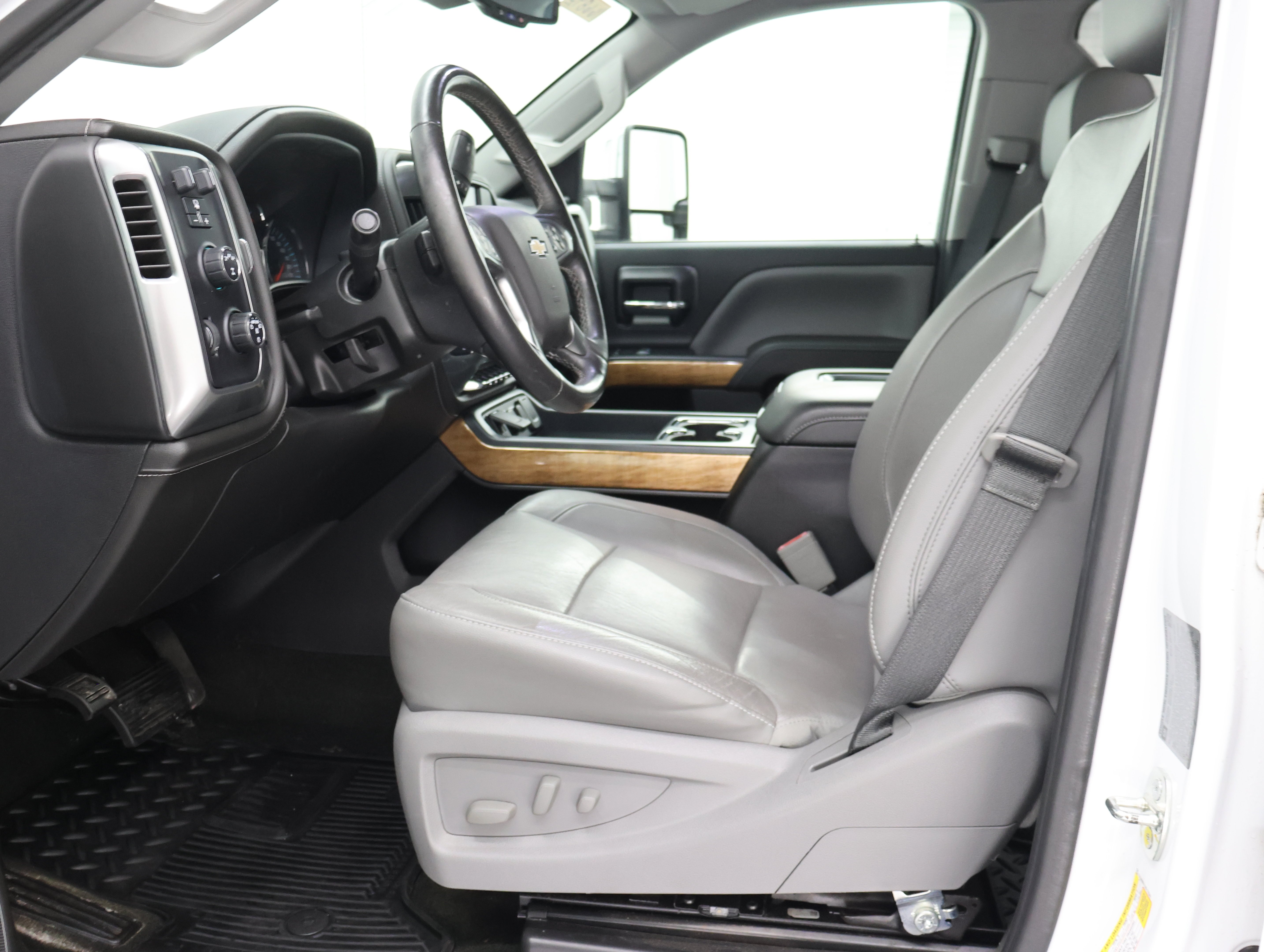 Used 2017 Summit White Chevrolet 4x4 Crew Cab LTZ DRW: CREW-LONG-DRW-LTZ-6.6L DIESEL-4WD-NAV image 8