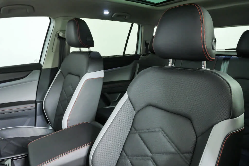 New 2026 Opal White Pearl Volkswagen 2.0T Peak Edition image 5