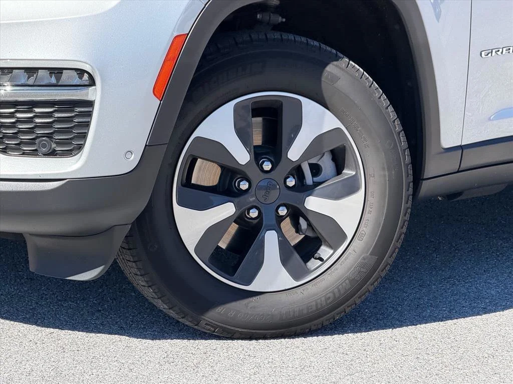 Used 2023 Silver Jeep 4xe image 33