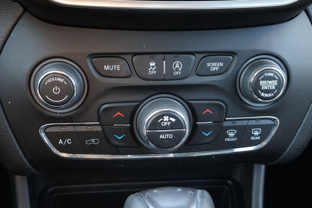 2021 Jeep Cherokee Latitude Lux - Photo 24