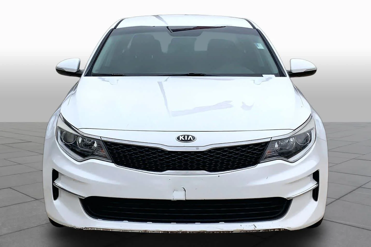 Used 2018 Snow White Pearl Kia LX image 4