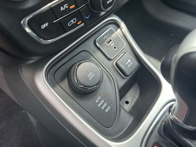 Used 2019 Red Jeep Latitude image 37