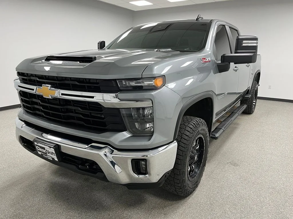 Used 2025 Gray Chevrolet LT image 4