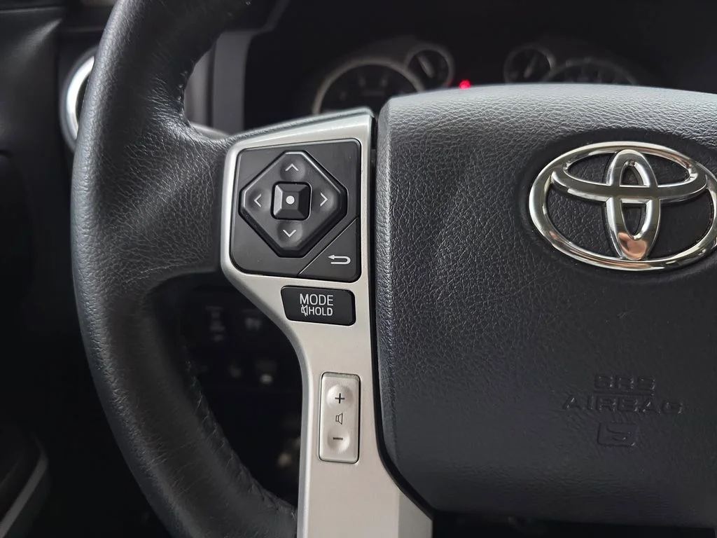 Used 2017  Toyota Limited image 19