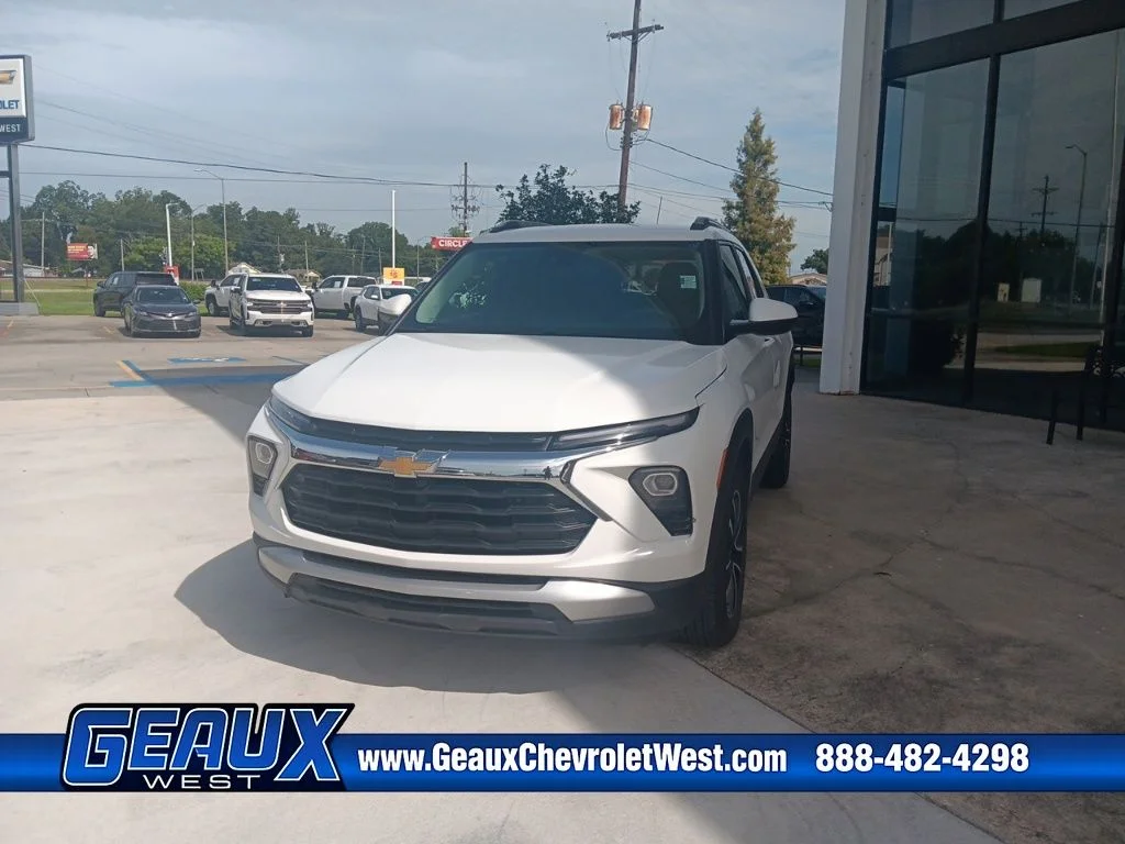 Used 2025 White Chevrolet LT image 3