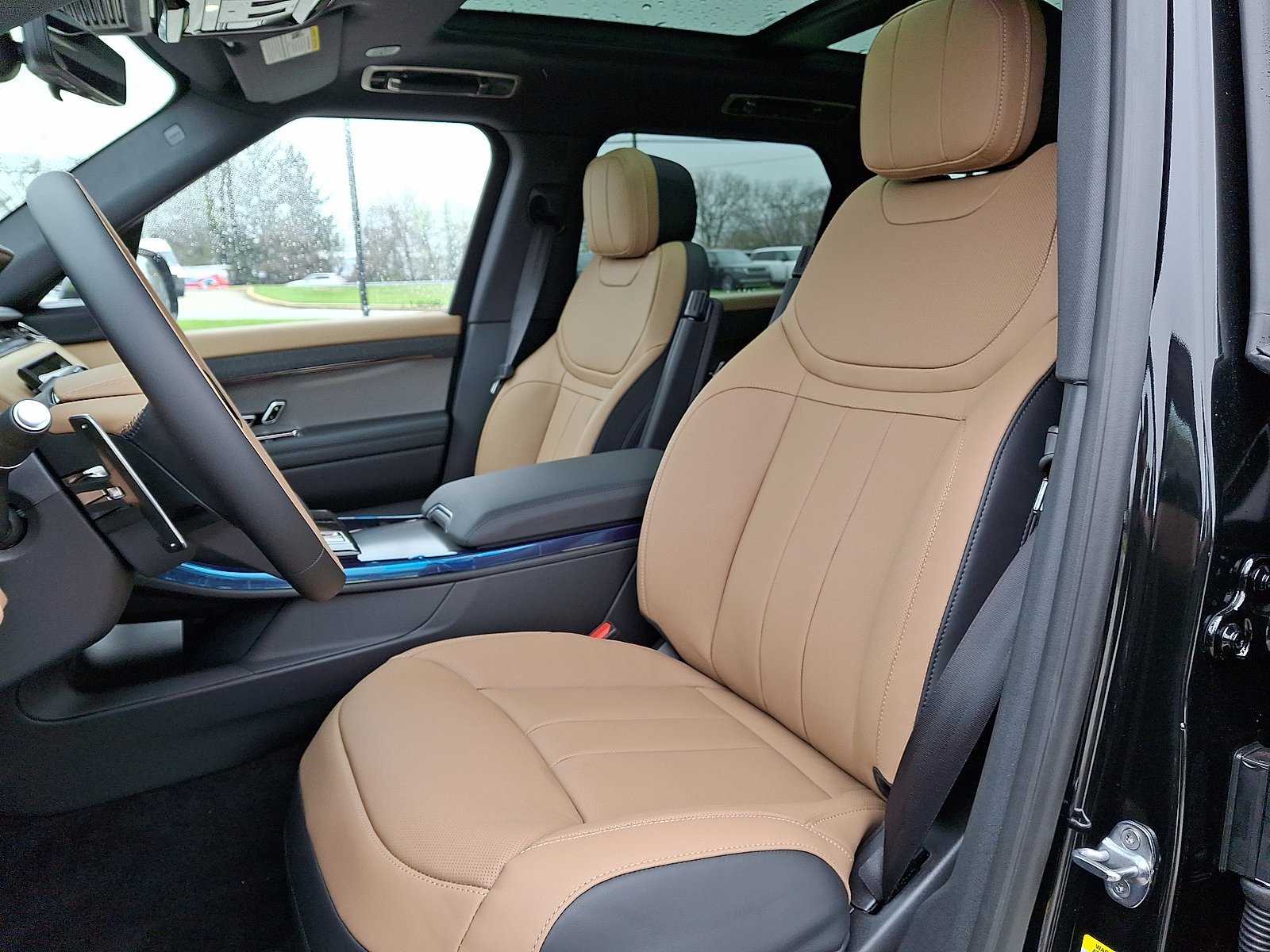 New 2026 Santorini Black LAND ROVER Dynamic SE image 3