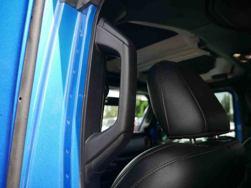 Used 2022 Blue Jeep Mojave image 17