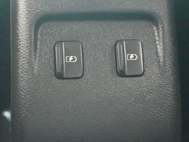 Used 2023 White Nissan SR image 18
