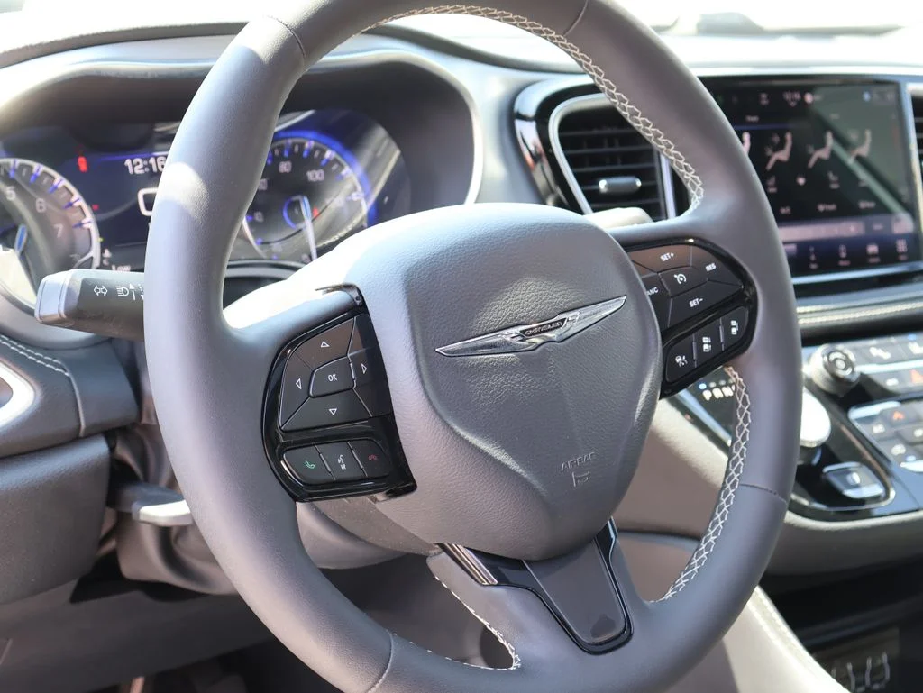 Used 2025 White Chrysler Limited image 23