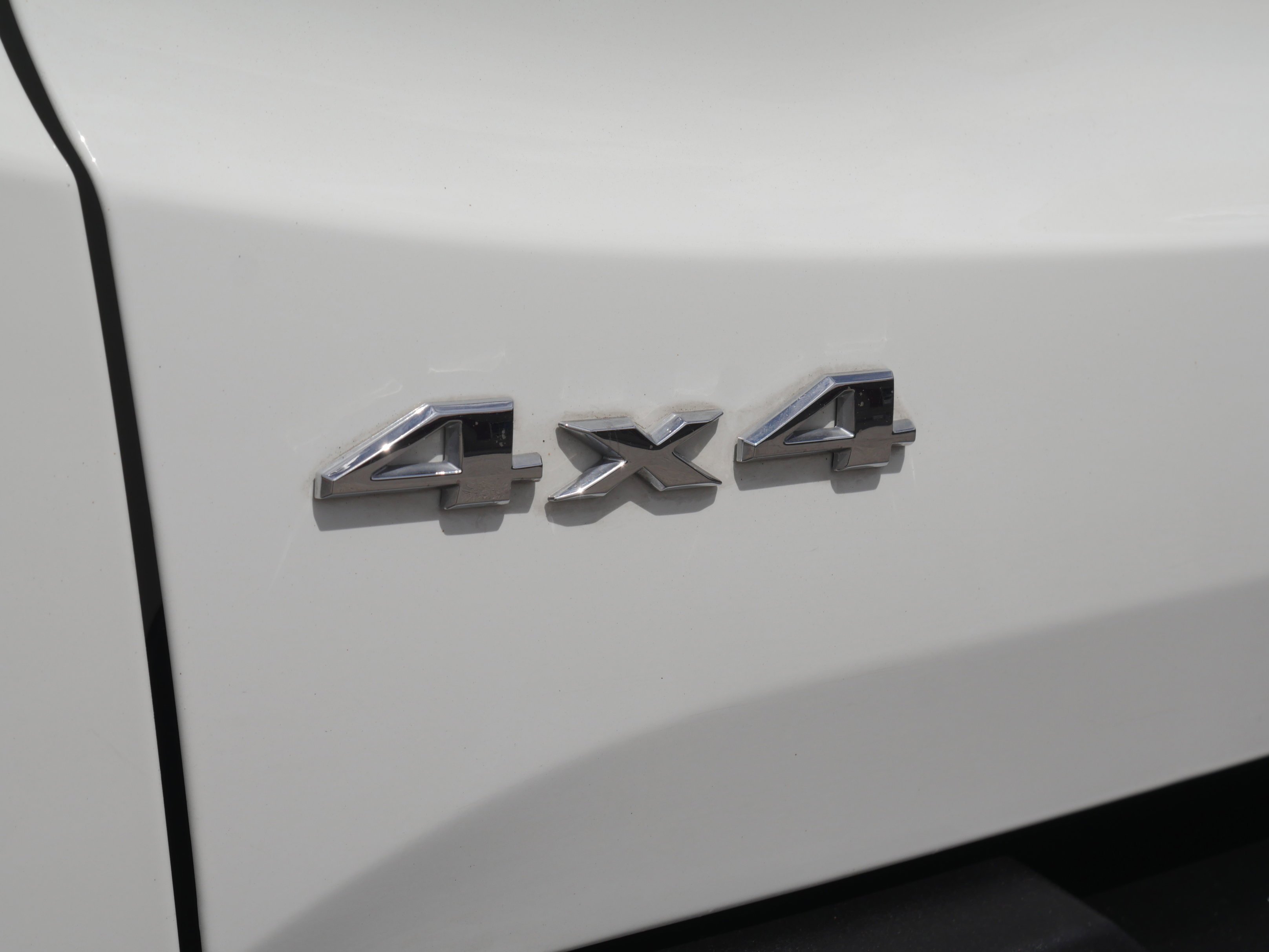 Used 2017 Alpine White Jeep Latitude image 19