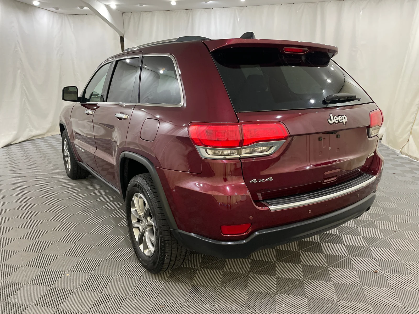 Used 2016 Velvet Red Pearlcoat Jeep Limited image 9