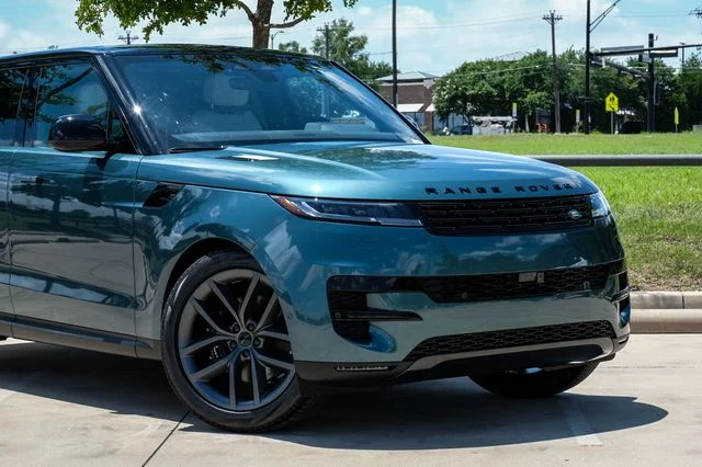 New 2026 Giola Green Metallic Land Rover SE image 8