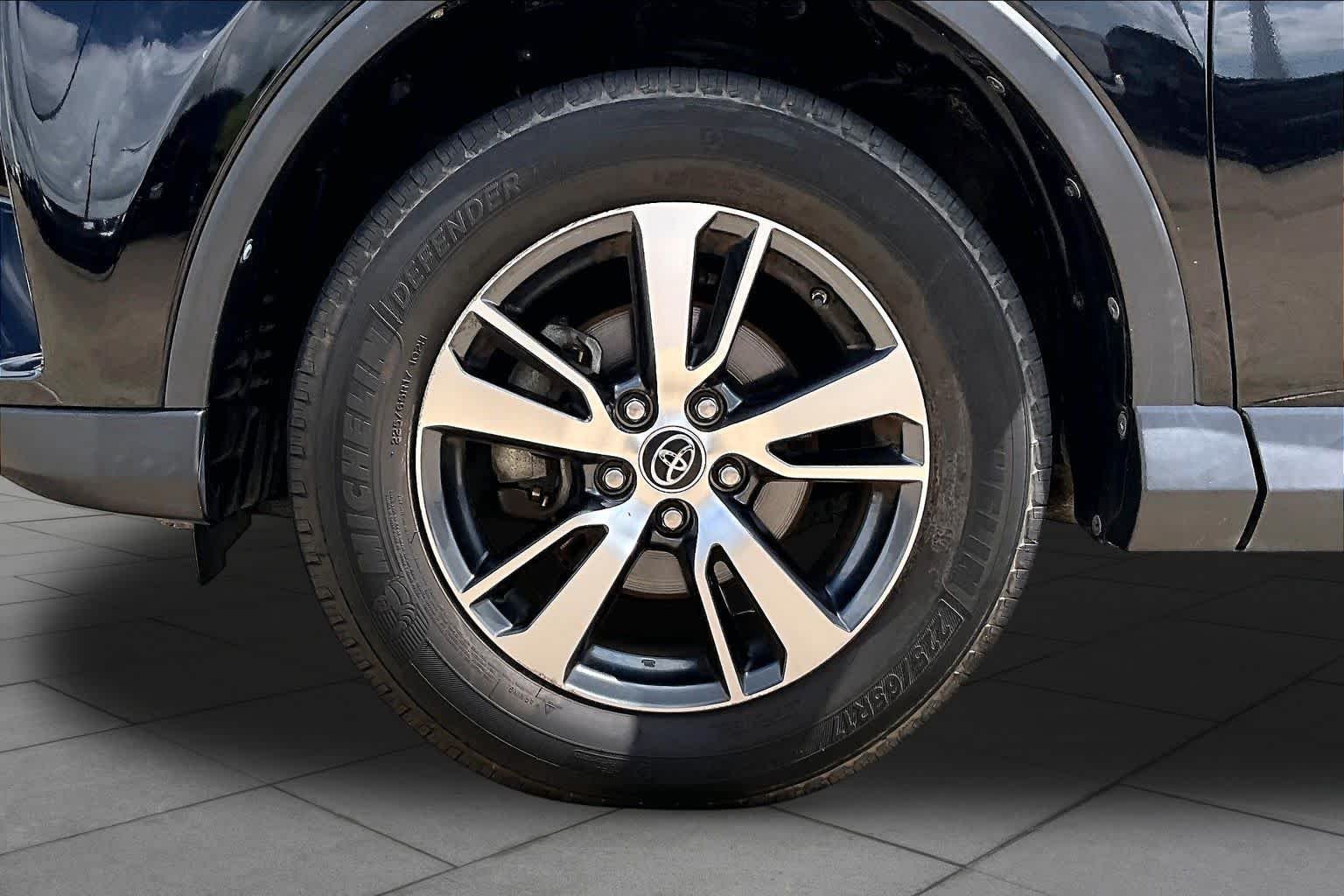 Used 2018 Black Toyota XLE image 11