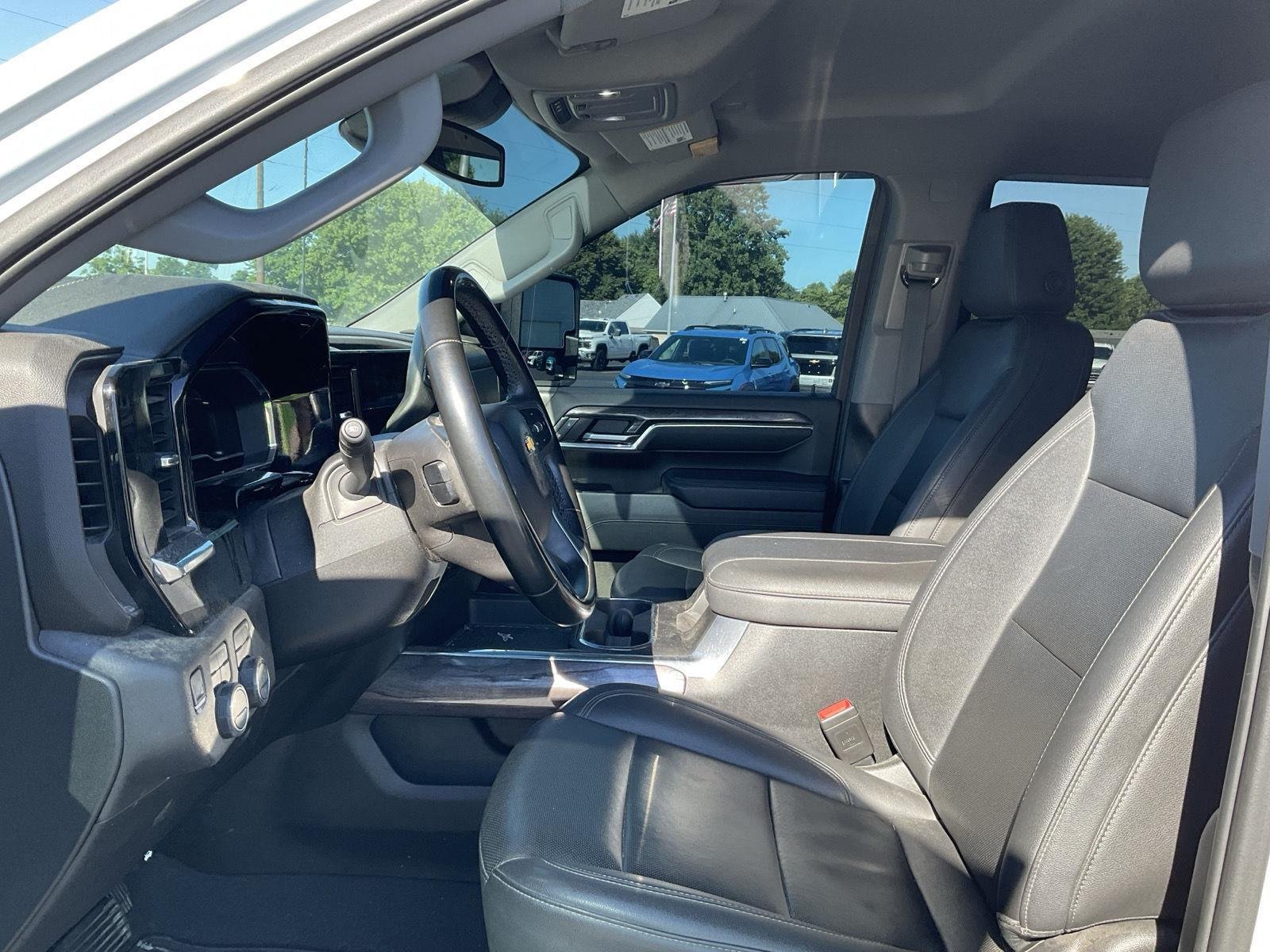 Used 2024  CHEVROLET TRUCK image 9