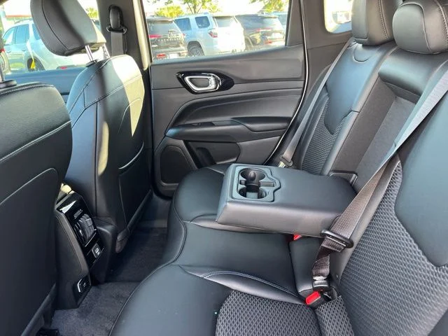 New 2026 Bright White Clearcoat Jeep Latitude image 9