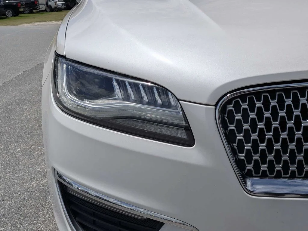 Used 2017 White Lincoln Premiere image 9
