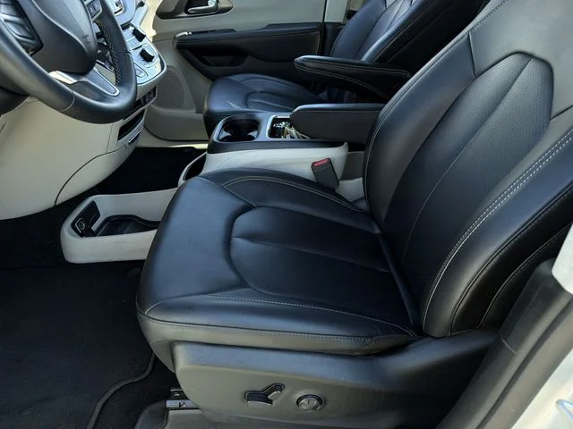 Used 2024 Silver Chrysler Touring L image 21