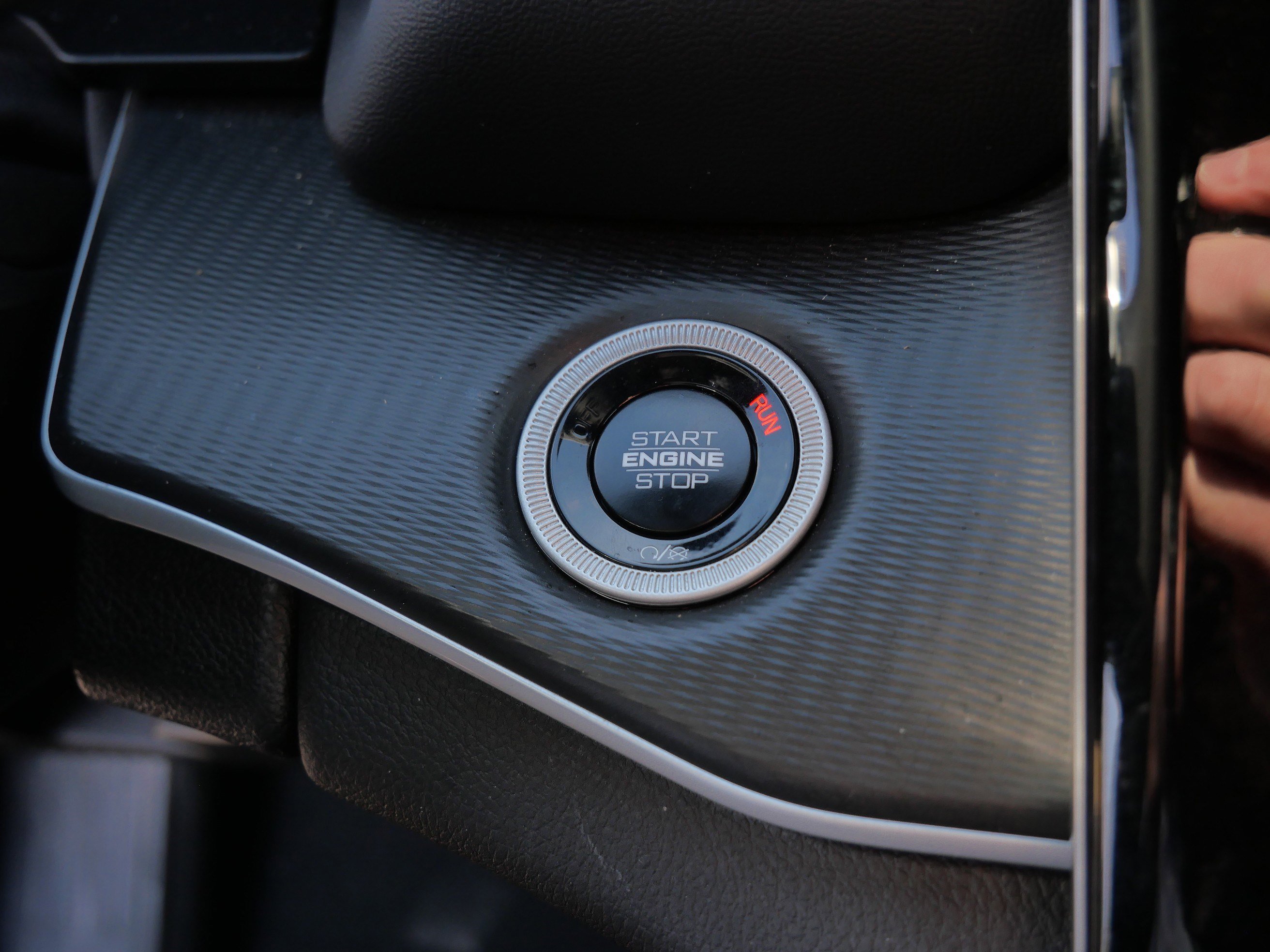Used 2025 Diamond Black Crystal Pearlcoat Jeep Altitude image 29
