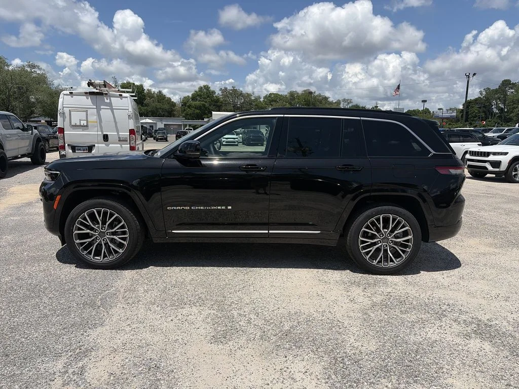 New 2026 Diamond Black Crystal Pearl-Coat Exterior Paint Jeep Summit image 3
