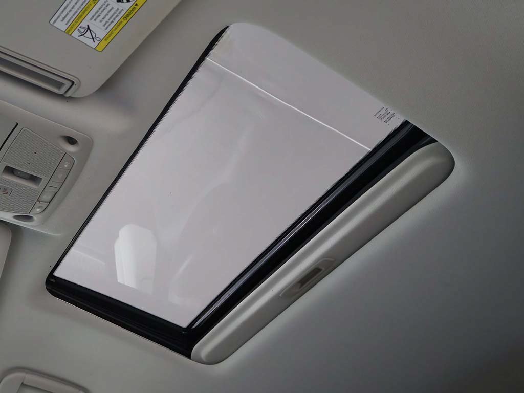 Used 2019 White Nissan SL image 20