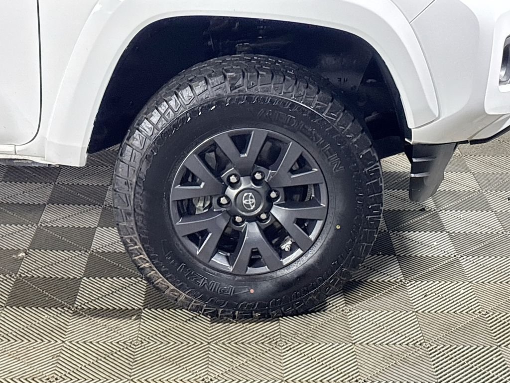 Used 2020 White Toyota SR5 image 22