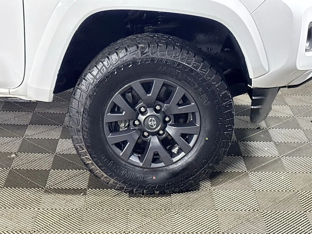 Used 2020 White Toyota SR5 image 22
