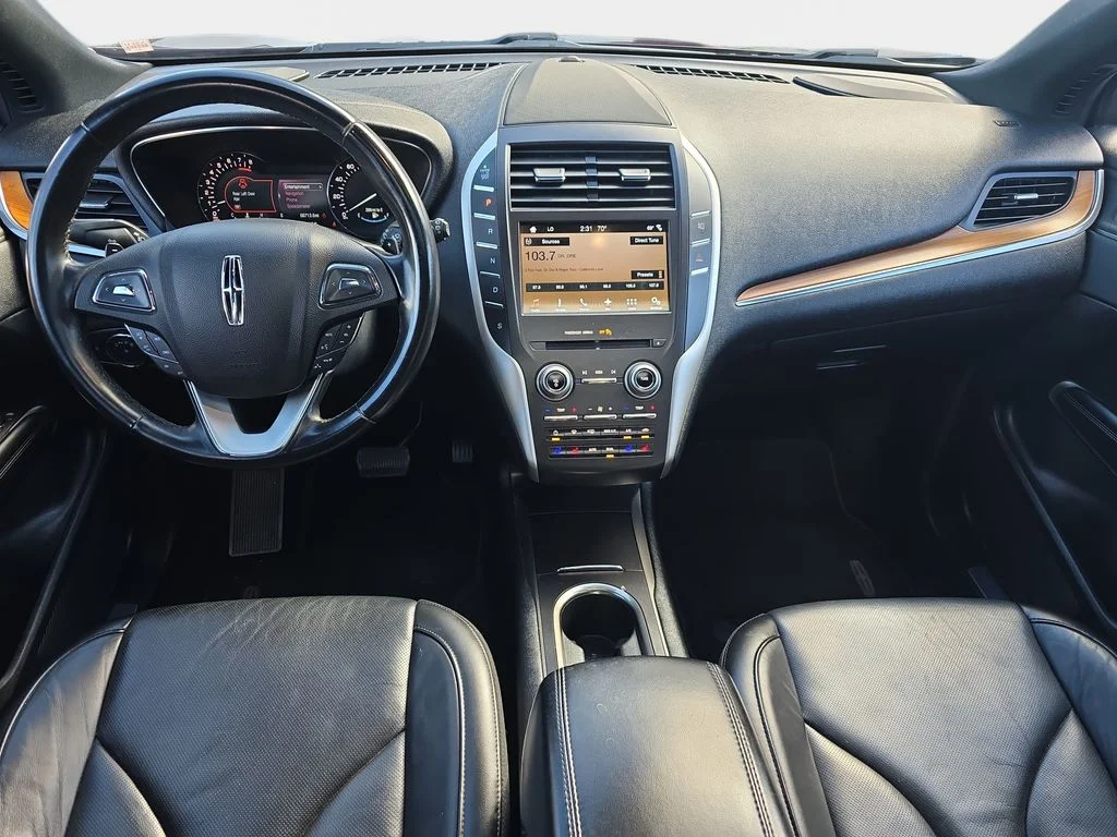 Used 2017 Red Lincoln Reserve image 9
