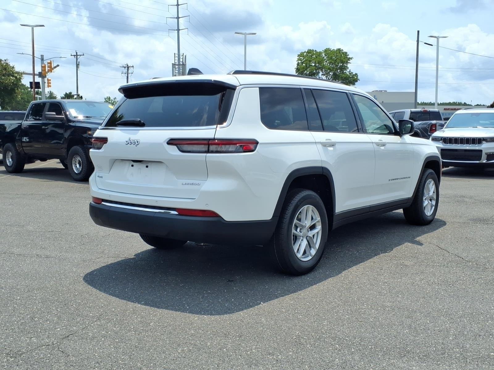 New 2026 Bright White Clear-Coat Exterior Paint Jeep Laredo X image 3