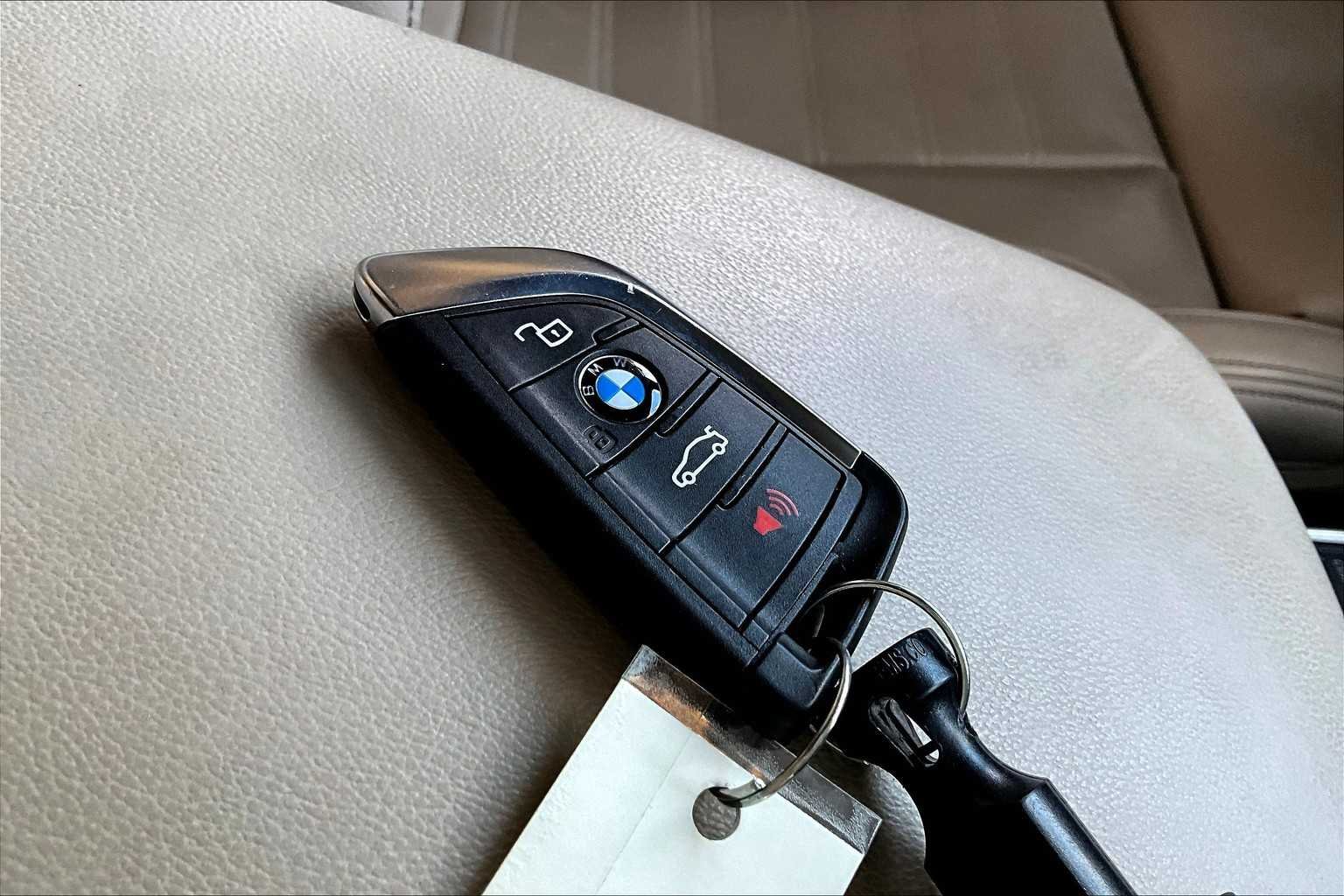 Used 2022 Carbon Black Metallic BMW sDrive30i image 14