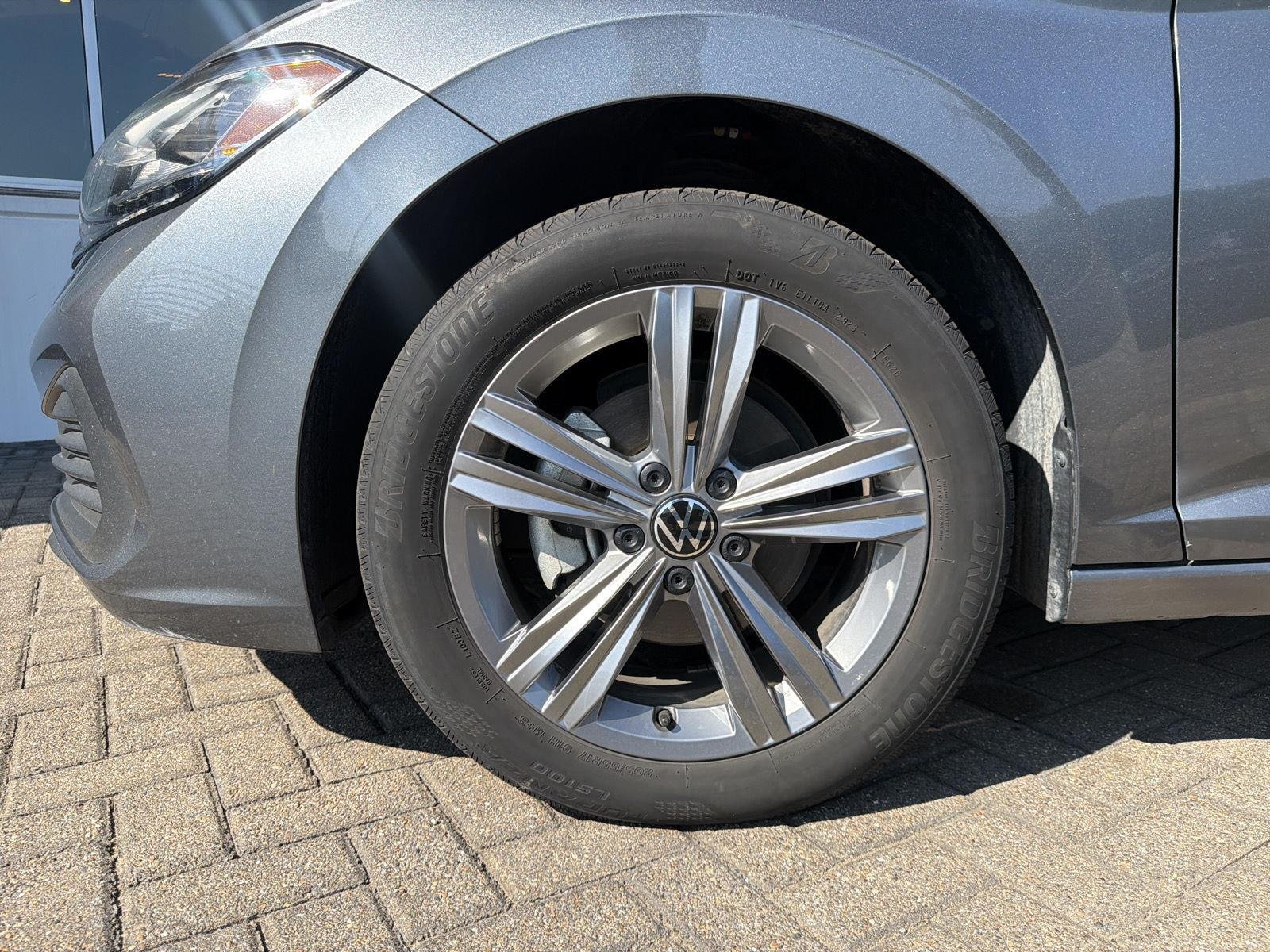 Used 2024 Pyrite Silver Metallic Volkswagen SE image 10