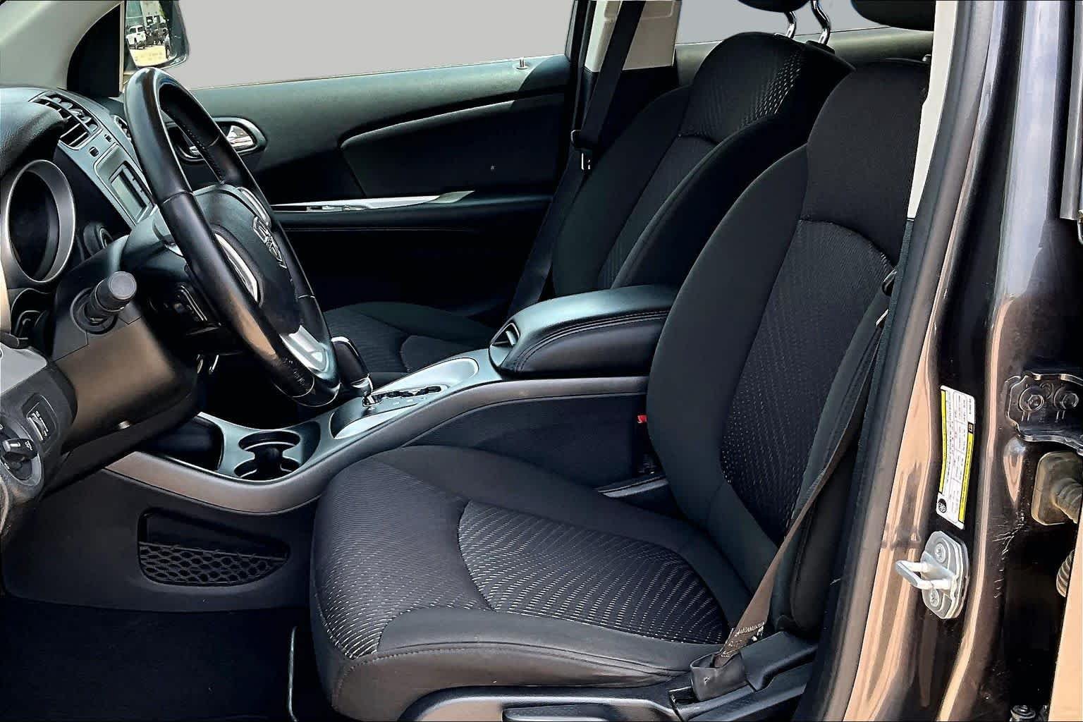 Used 2019 Granite Pearlcoat Dodge SE image 8