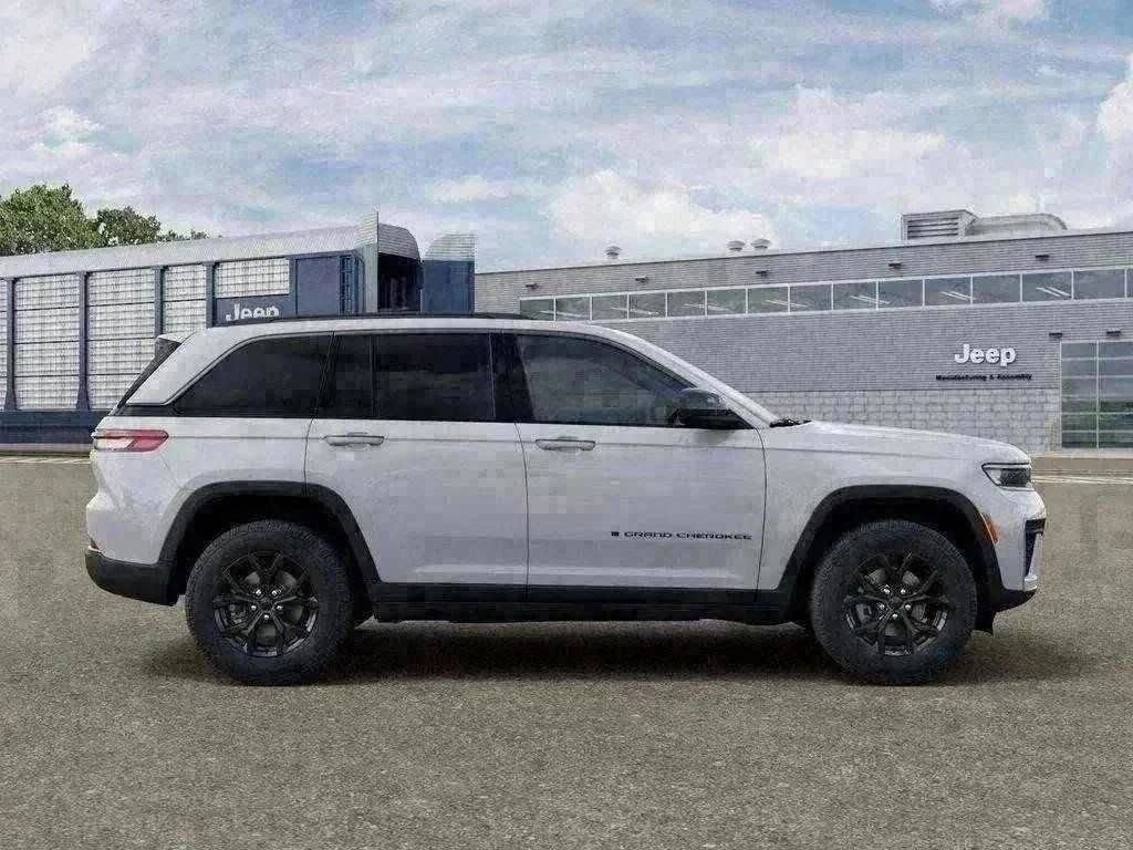 New 2026 Bright White Clear-Coat Exterior Paint Jeep Altitude image 81