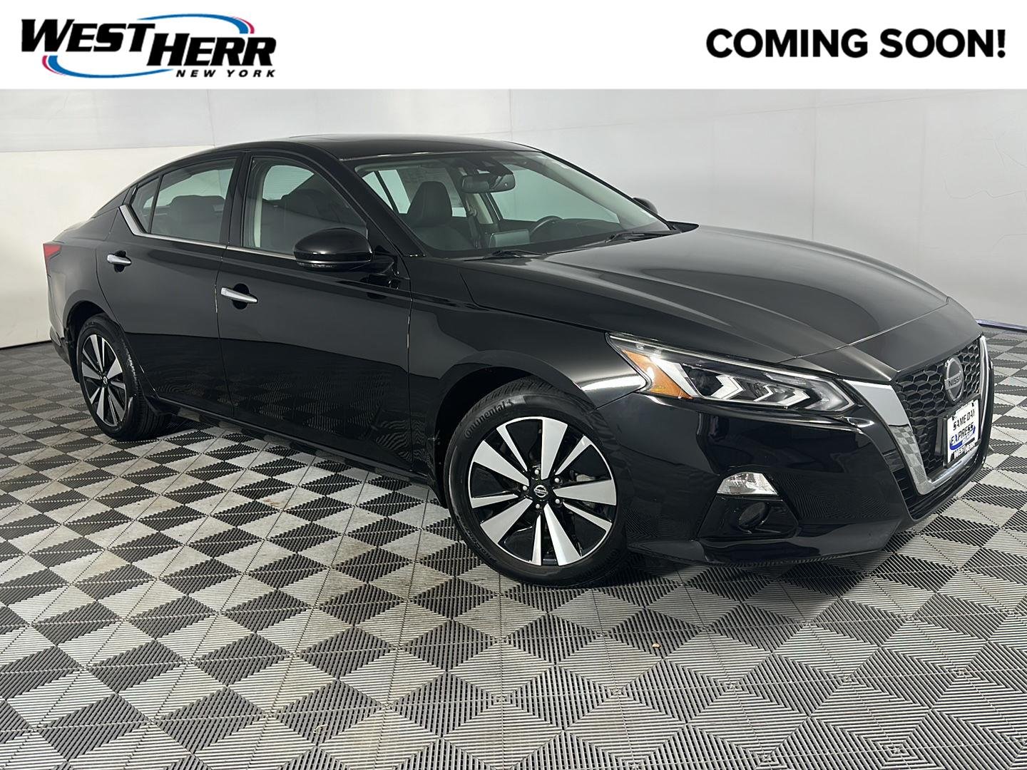 Used 2020 Super Black Nissan 2.5 SV image 1