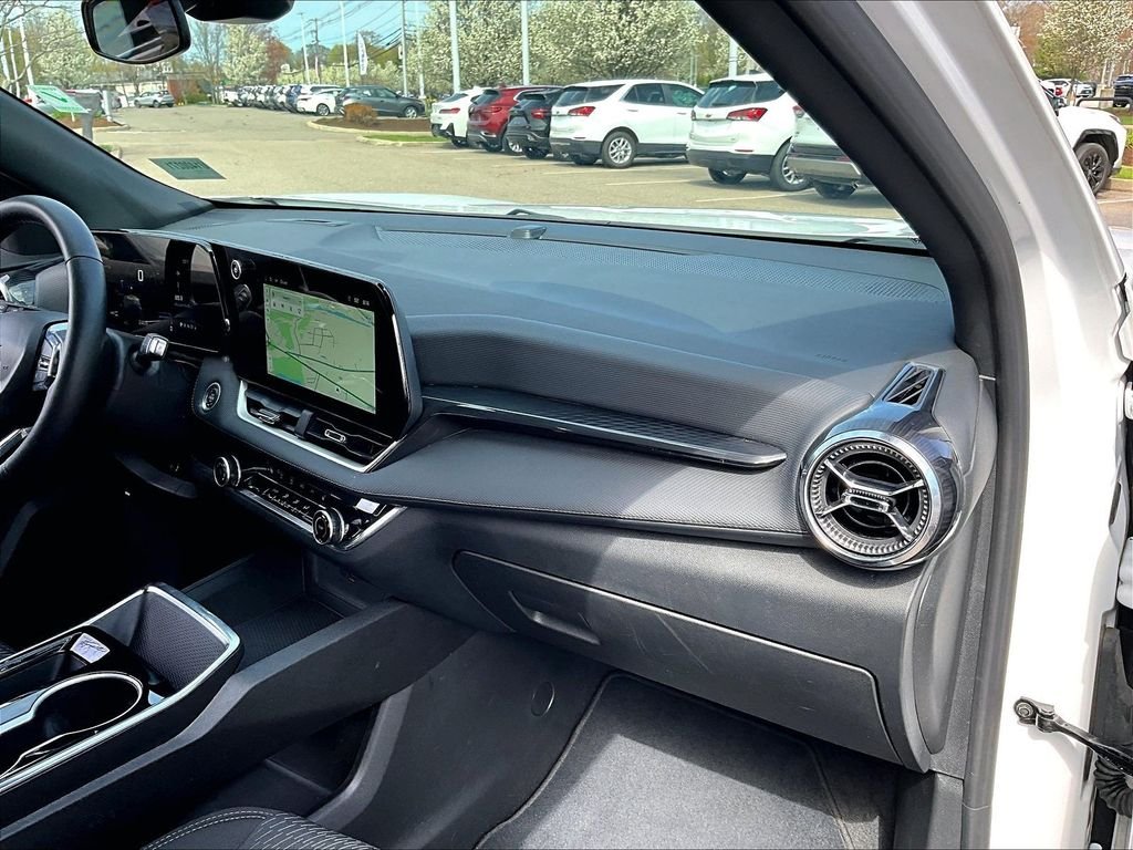 Used 2025 White Chevrolet LT image 13