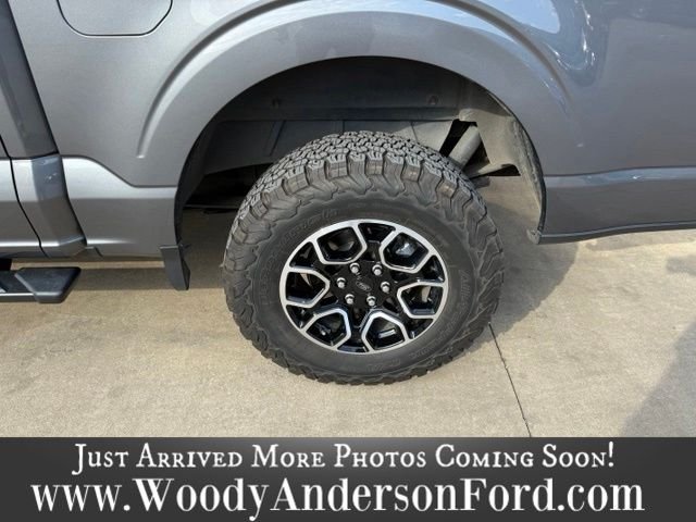 Used 2022 Smoked Quartz Metallic Tinted Clearcoat Ford XLT image 4