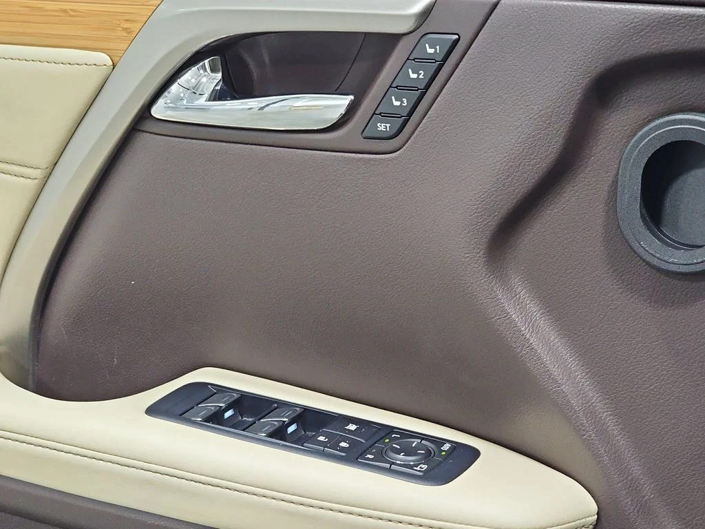 Used 2018 White Lexus 350L image 28