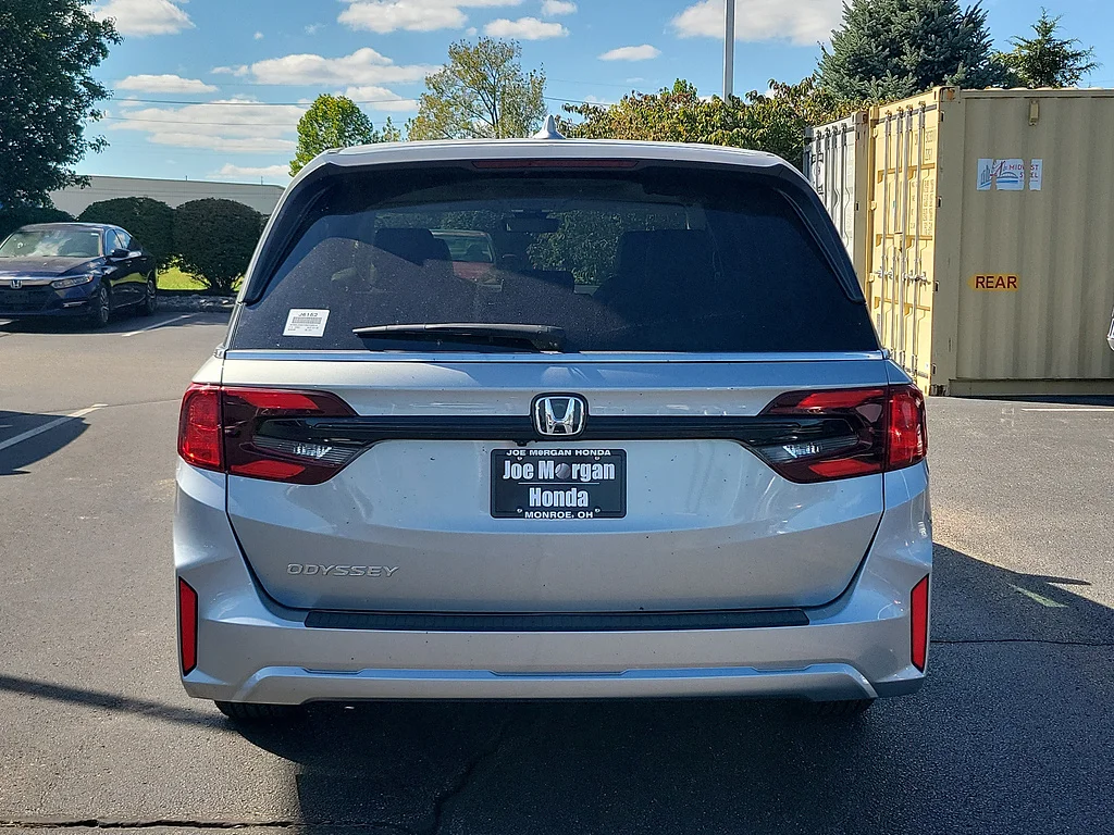 New 2027 Solar Silver Metallic Honda EX-L image 4