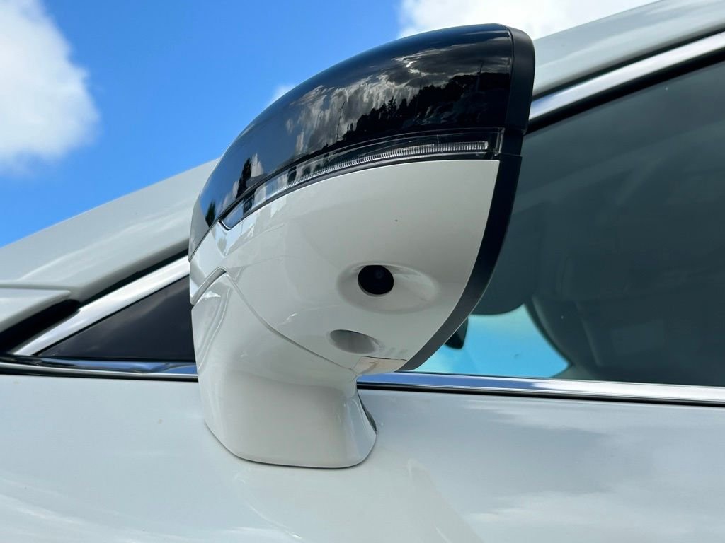 Used 2025 White INFINITI LUXE image 40