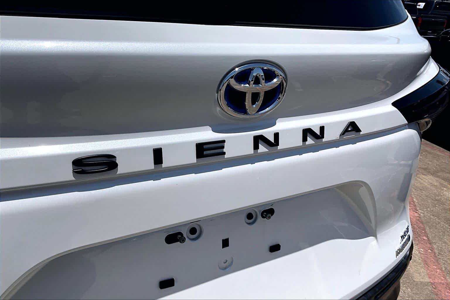 Used 2024 Wind Chill Pearl Toyota XLE image 31