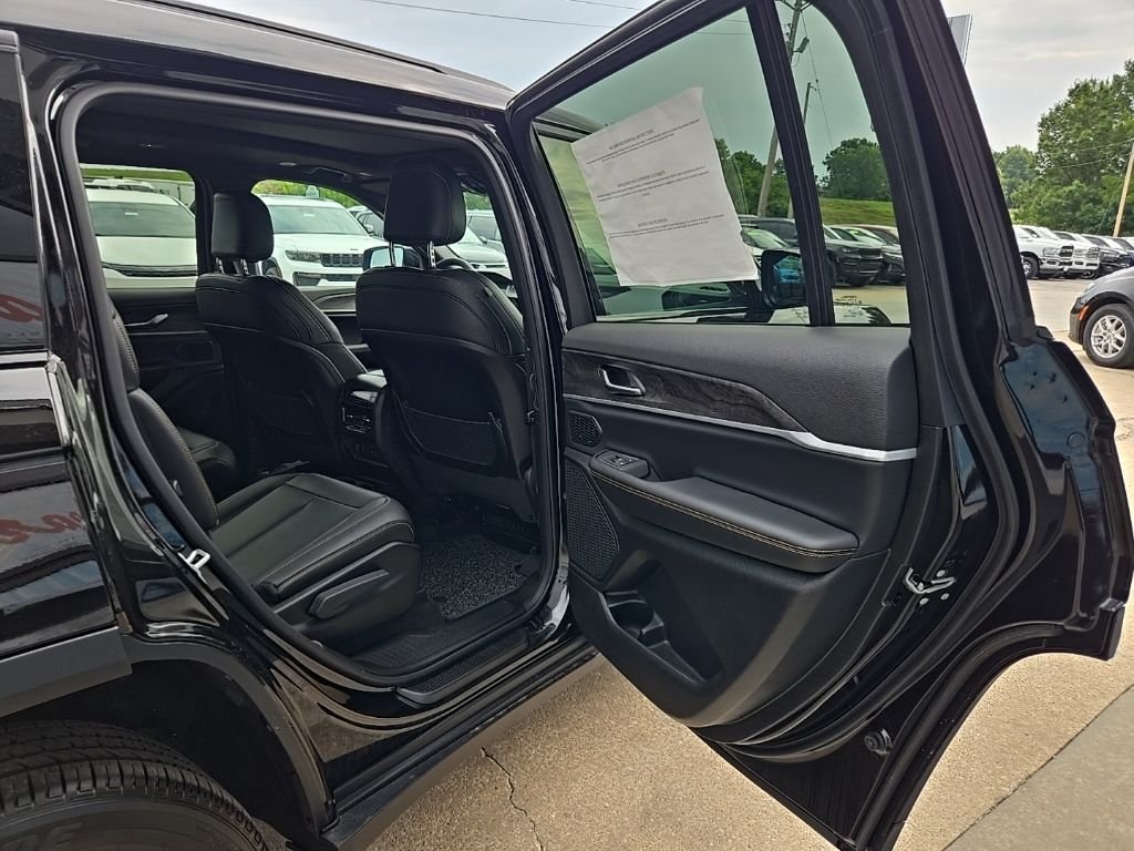 New 2026 Diamond Black Crystal Pearl-Coat Exterior Paint Jeep  image 83