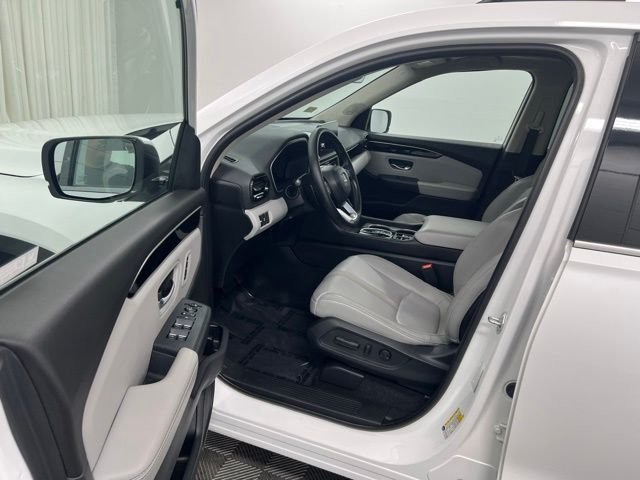 Used 2023 White Honda Touring image 12