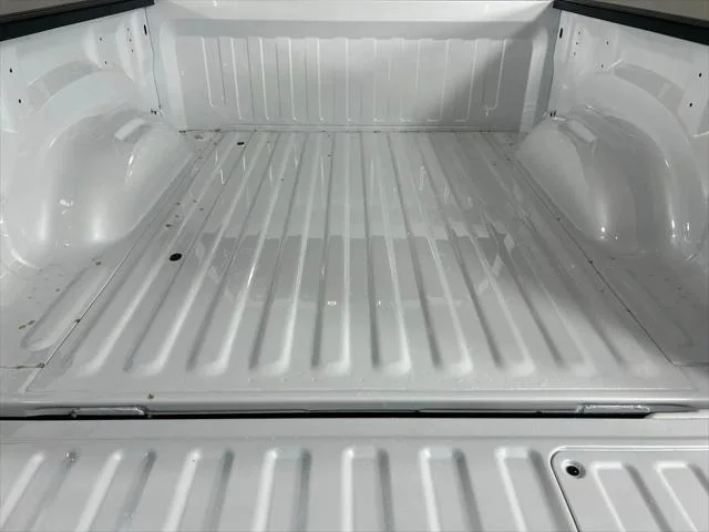 New 2026 Ivory White Tri-Coat Pearl-Coat Exterior Paint RAM LARAMIE image 22