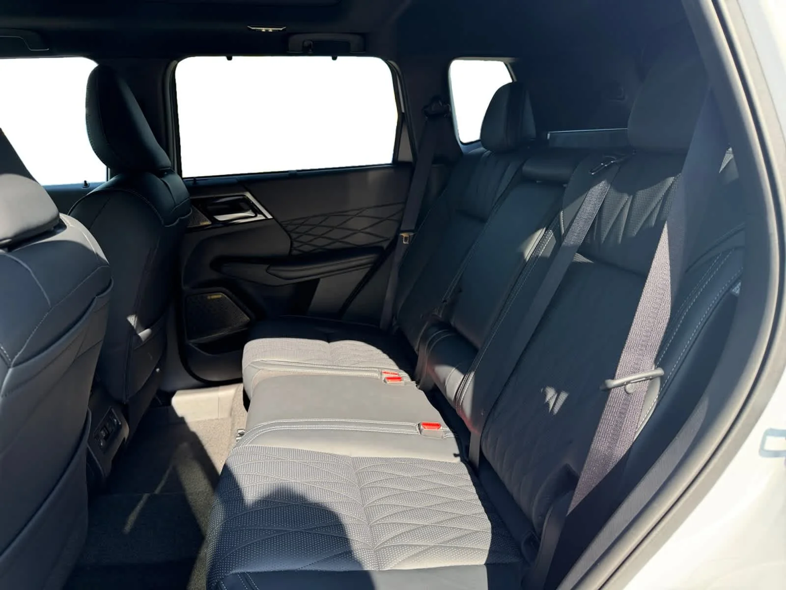 New 2026 White Diamond/Black Roof Mitsubishi Black Edition image 16