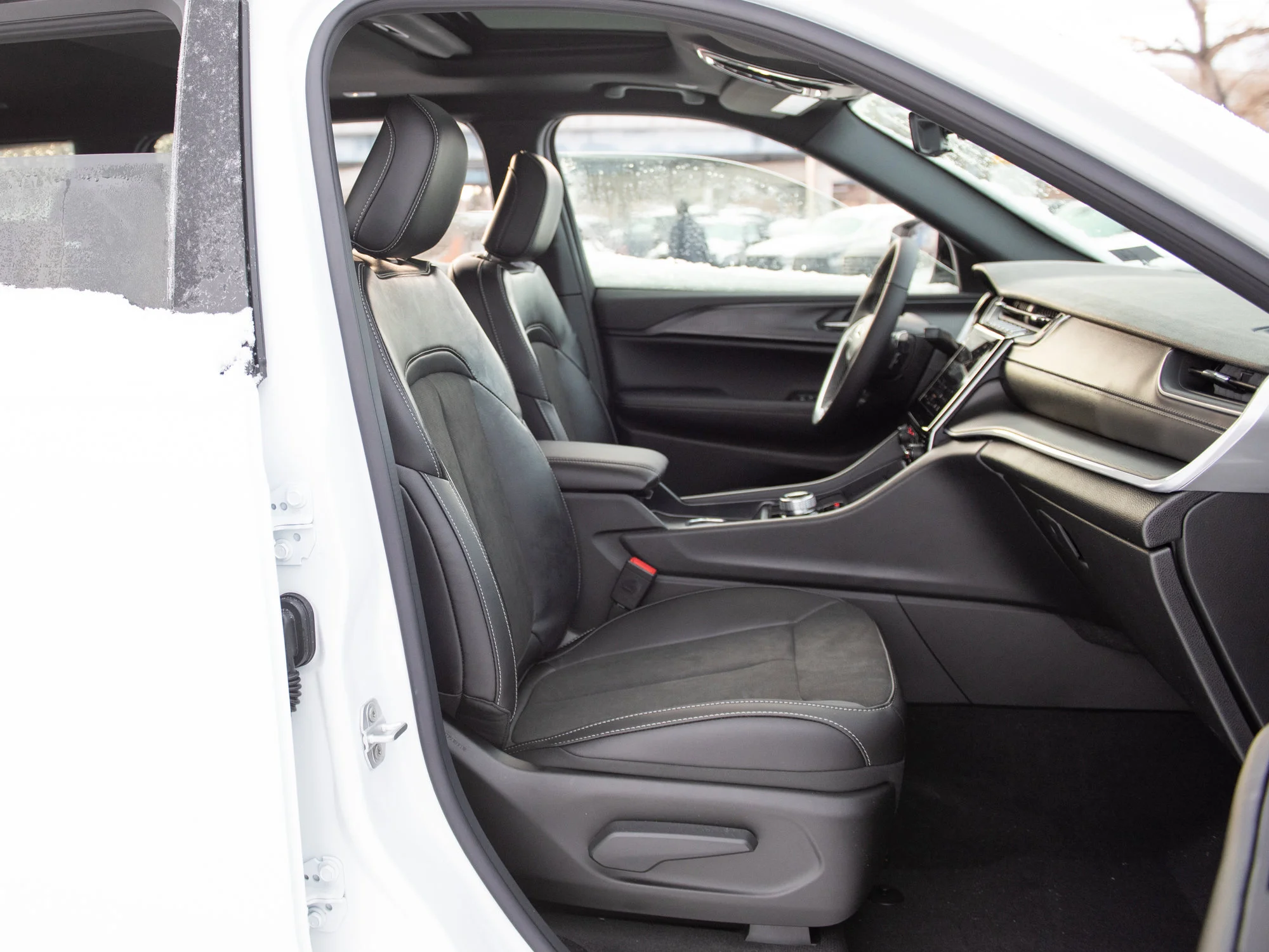 New 2025 White Jeep Altitude* image 22