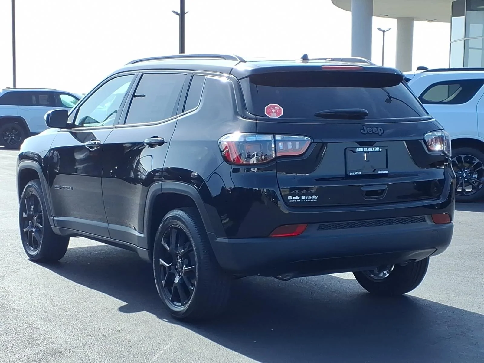 New 2026 Diamond Black Crystal Pearl Coat Jeep Latitude Altitude image 12