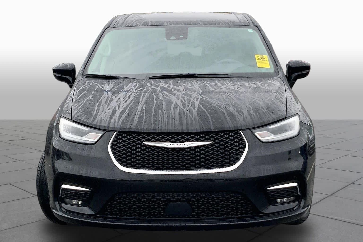 Used 2024 Diamond Black Crystal Pearlcoat Chrysler Touring L image 4