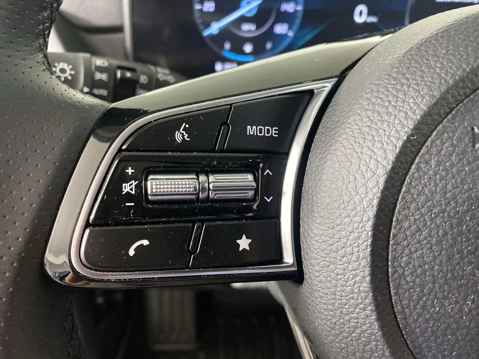 Used 2025 Fusion Black Kia SX image 18