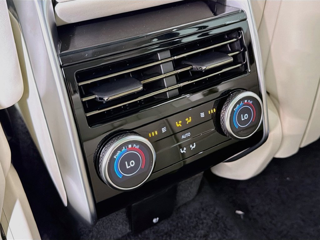 New 2027 Fuji White Land Rover SE image 27