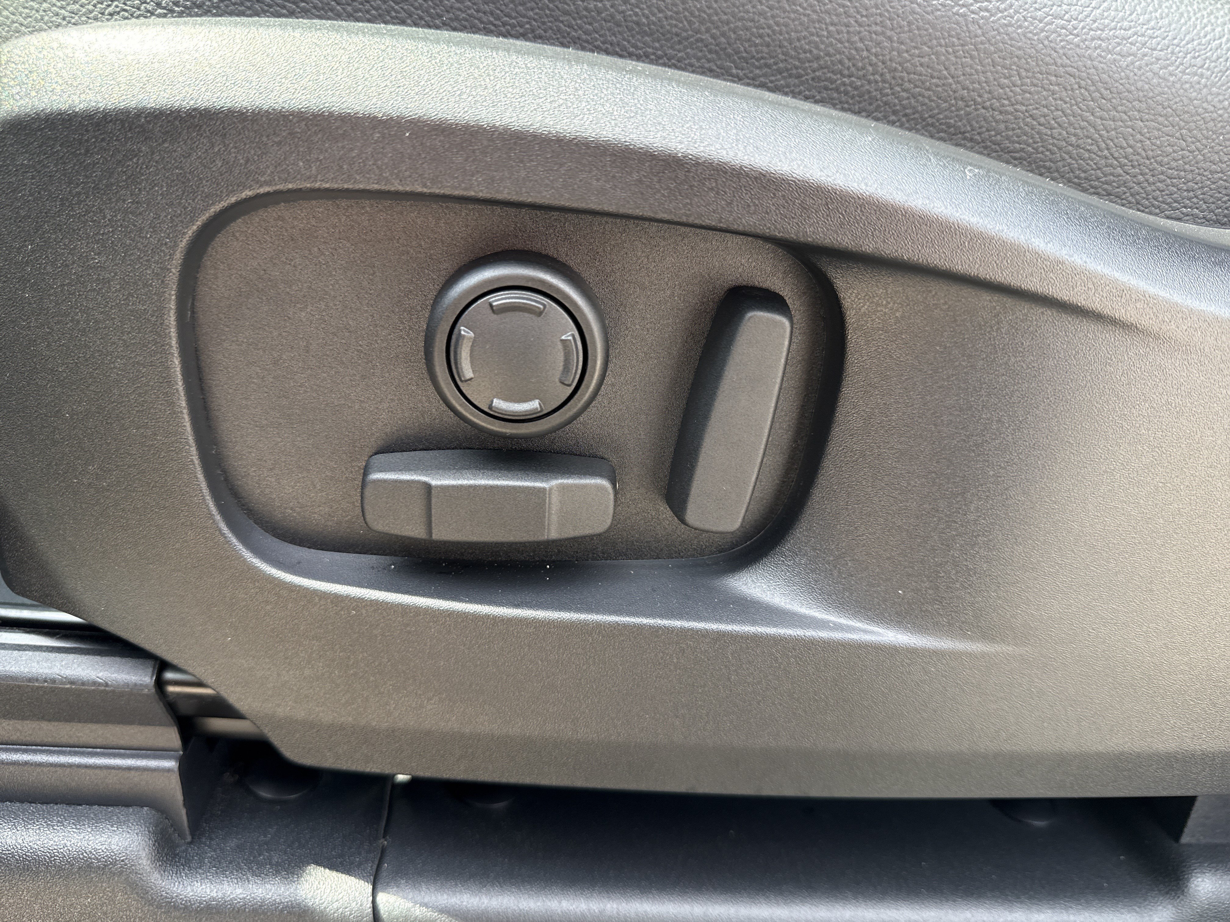 Used 2023  Land Rover S image 11